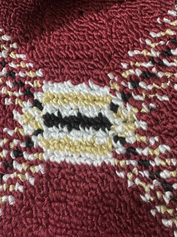 Μοκέτα με το Τετραγωνικό Μέτρο – Αντιολισθητική & Εύκολη στη Συντήρηση (Γεωμετρικό Σχέδιο σε Κόκκινο, Κίτρινο, Άσπρο & Μαύρο)