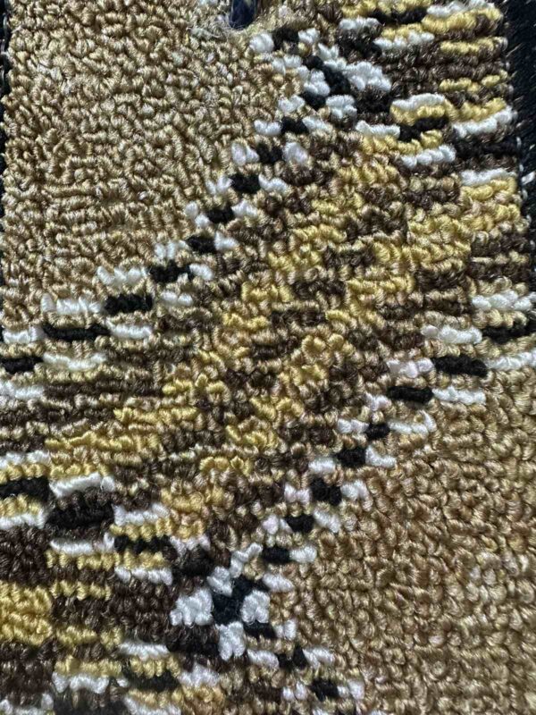 Μοκέτα με το Τετραγωνικό Μέτρο – Αντιολισθητική & Εύκολη στη Συντήρηση (Γεωμετρικό Σχέδιο σε Μπεζ, Καφέ, Μαύρο, Άσπρο & Λασπωμένο Κίτρινο)