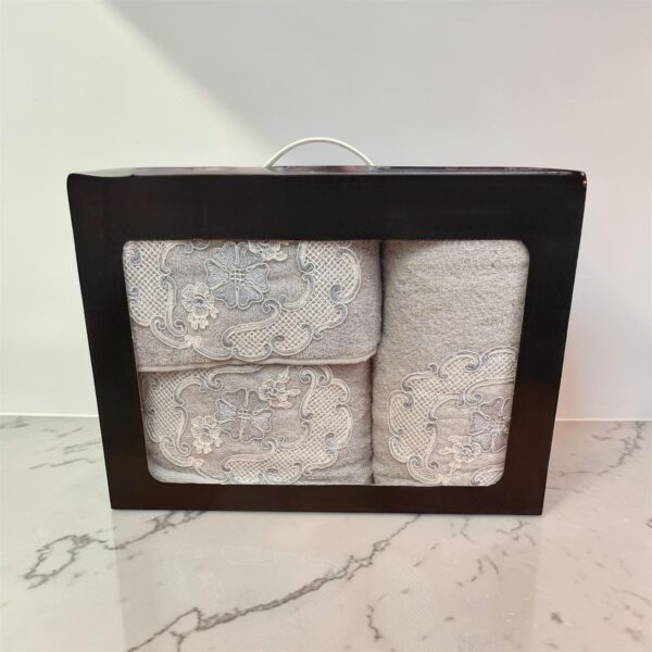 Σετ Πετσέτες 3 Τεμαχίων Γκρι Ανοιχτό με Κεντητά Λουλουδάκια – Ασημάκης Home